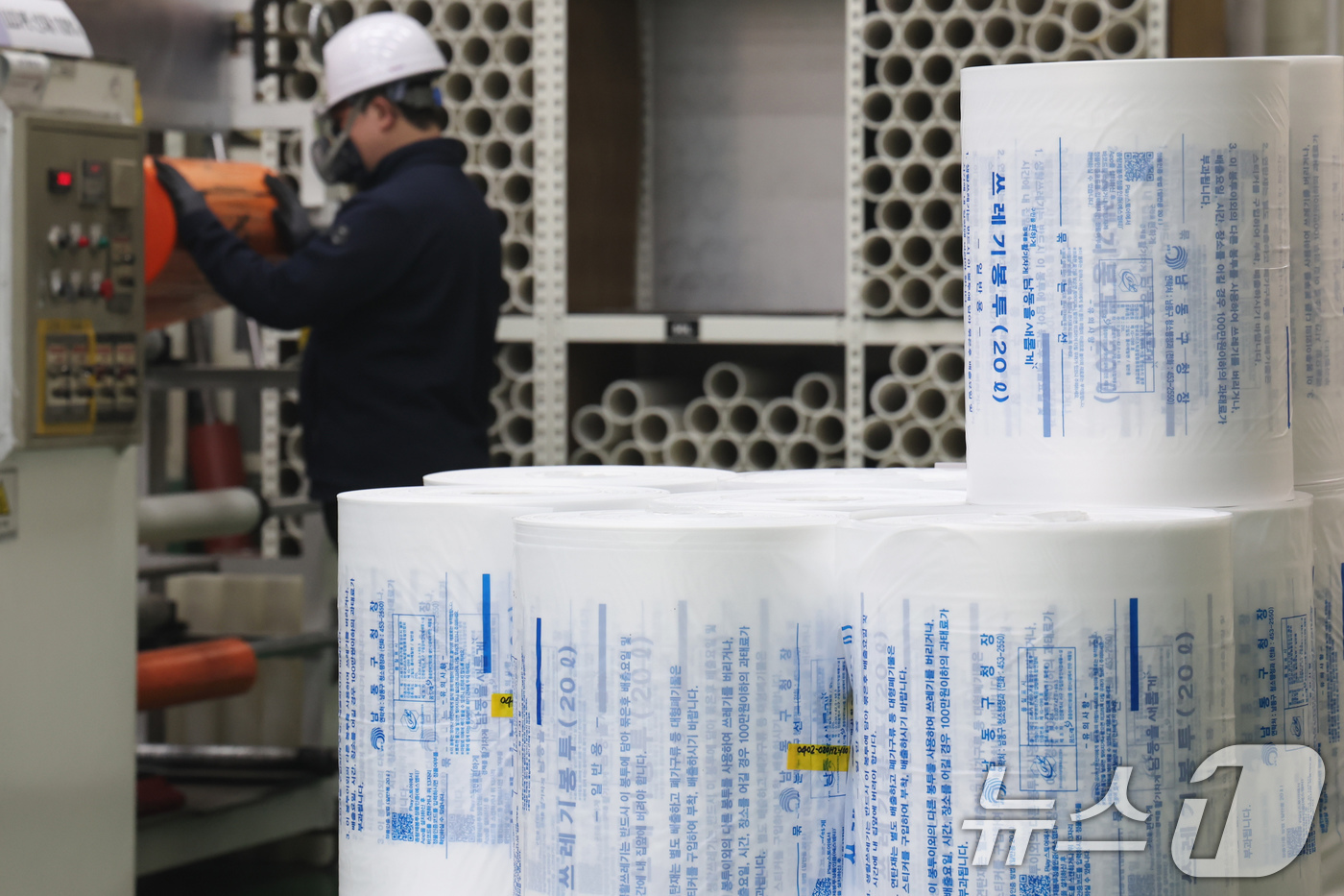 (인천=뉴스1) 임지훈 인턴기자 = 나프타 수급 불안정으로 종량제봉투 사재기와 품절 사태가 발생하고 있는 3일 인천 서구 구립장애인직업재활시설에서 관계자들이 종량제봉투 생산 작업을 …