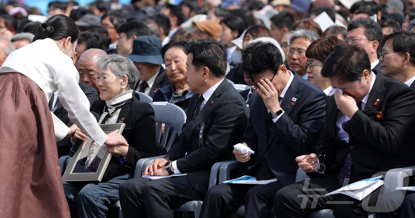 (제주=뉴스1) 오미란 기자 = 3일 오전 제주4·3평화공원에서 열린 제78주년 4·3 희생자 추념식에서 유족 고계순 씨(78)의 사연이 소개되자 김민석 국무총리와 우원식 국회의장 …