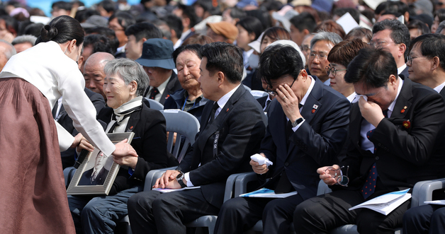 눈물 흘리는 김민석·우원식