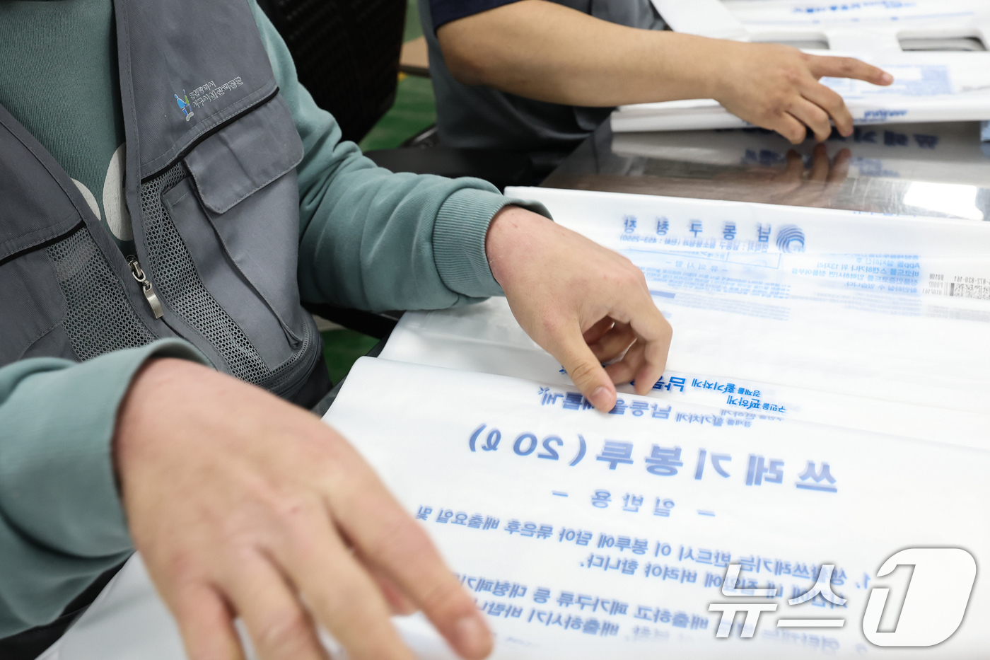 (인천=뉴스1) 임지훈 인턴기자 = 중동전쟁 장기화로 나프타 수급이 불안정한 가운데 3일 인천 서구 구립장애인직업재활시설에서 관계자들이 종량제봉투 생산 작업을 하고 있다. 2026 …