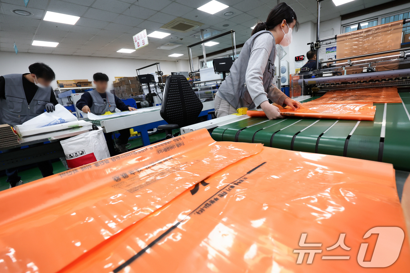 (인천=뉴스1) 임지훈 인턴기자 = 중동 전쟁 장기화로 나프타 수급이 불안정한 가운데 3일 인천 서구 구립장애인직업재활시설에서 관계자들이 종량제봉투 생산 작업을 하고 있다. 202 …