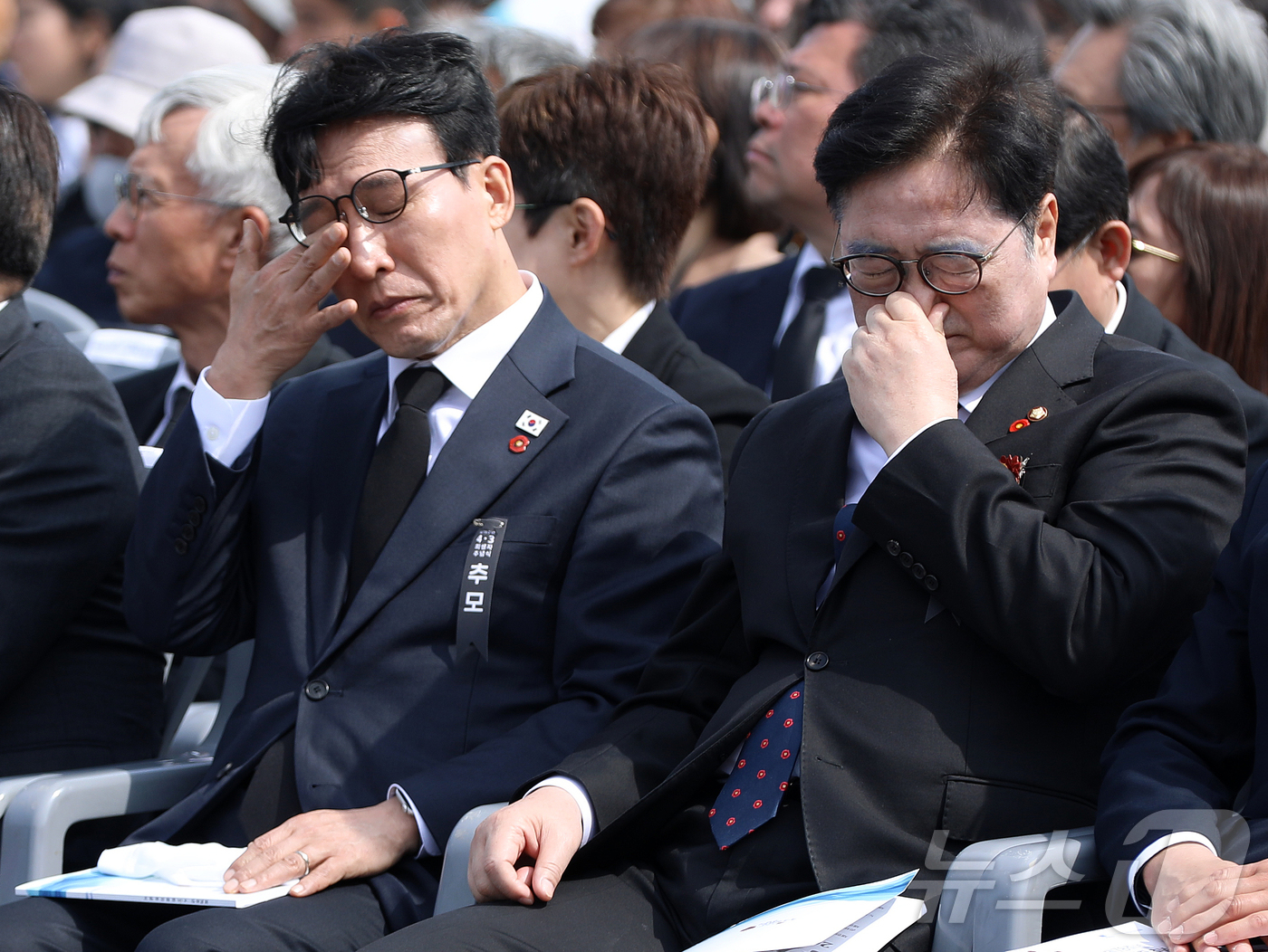 (제주=뉴스1) 오미란 기자 = 3일 오전 제주4·3평화공원에서 열린 제78주년 4·3 희생자 추념식에서 유족 고계순 씨(78)의 사연이 소개되자 김민석 국무총리와 우원식 국회의장 …