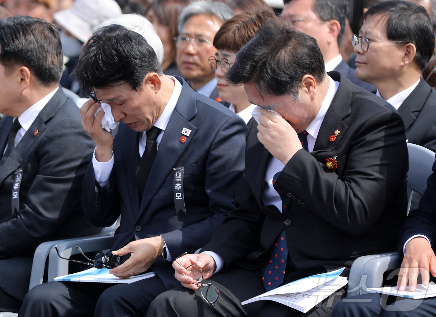 (제주=뉴스1) 오미란 기자 = 3일 오전 제주4·3평화공원에서 열린 제78주년 4·3 희생자 추념식에서 유족 고계순 씨(78)의 사연이 소개되자 김민석 국무총리와 우원식 국회의장 …