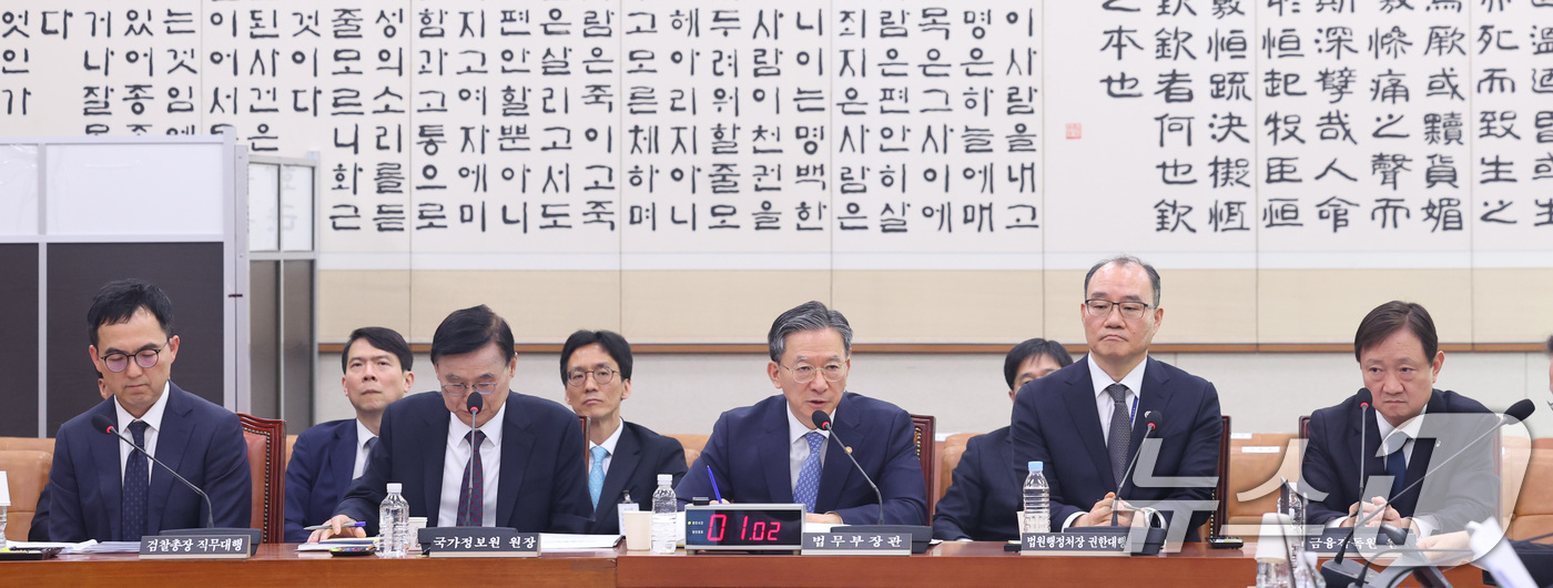 (서울=뉴스1) 신웅수 기자 = 정성호 법무부 장관이 3일 서울 여의도 국회에서 열린 윤석열정권정치검찰조작기소의혹사건진상규명국정조사특별위원회 전체회의에서 의원 질의에 답변하고 있다 …