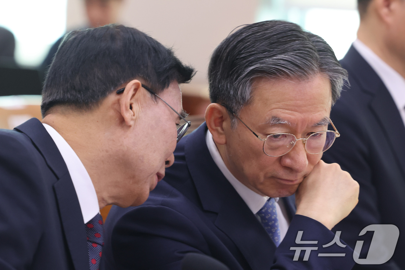 (서울=뉴스1) 신웅수 기자 = 정성호 법무부 장관과 이종석 국정원장이 3일 서울 여의도 국회에서 열린 윤석열정권정치검찰조작기소의혹사건진상규명국정조사특별위원회 전체회의에서 대화하고 …