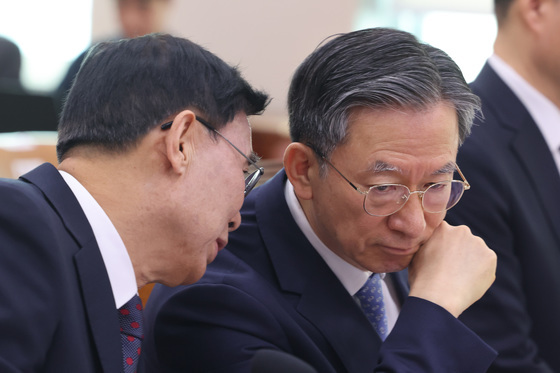 대화하는 정성호·이종석