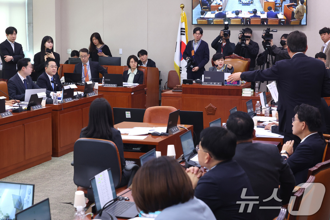 (서울=뉴스1) 신웅수 기자 = 신동욱 국민의힘 의원이 3일 서울 여의도 국회에서 열린 윤석열정권정치검찰조작기소의혹사건진상규명국정조사특별위원회 전체회의에서 서영교 위원장에게 항의하 …