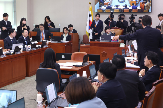 항의하는 신동욱