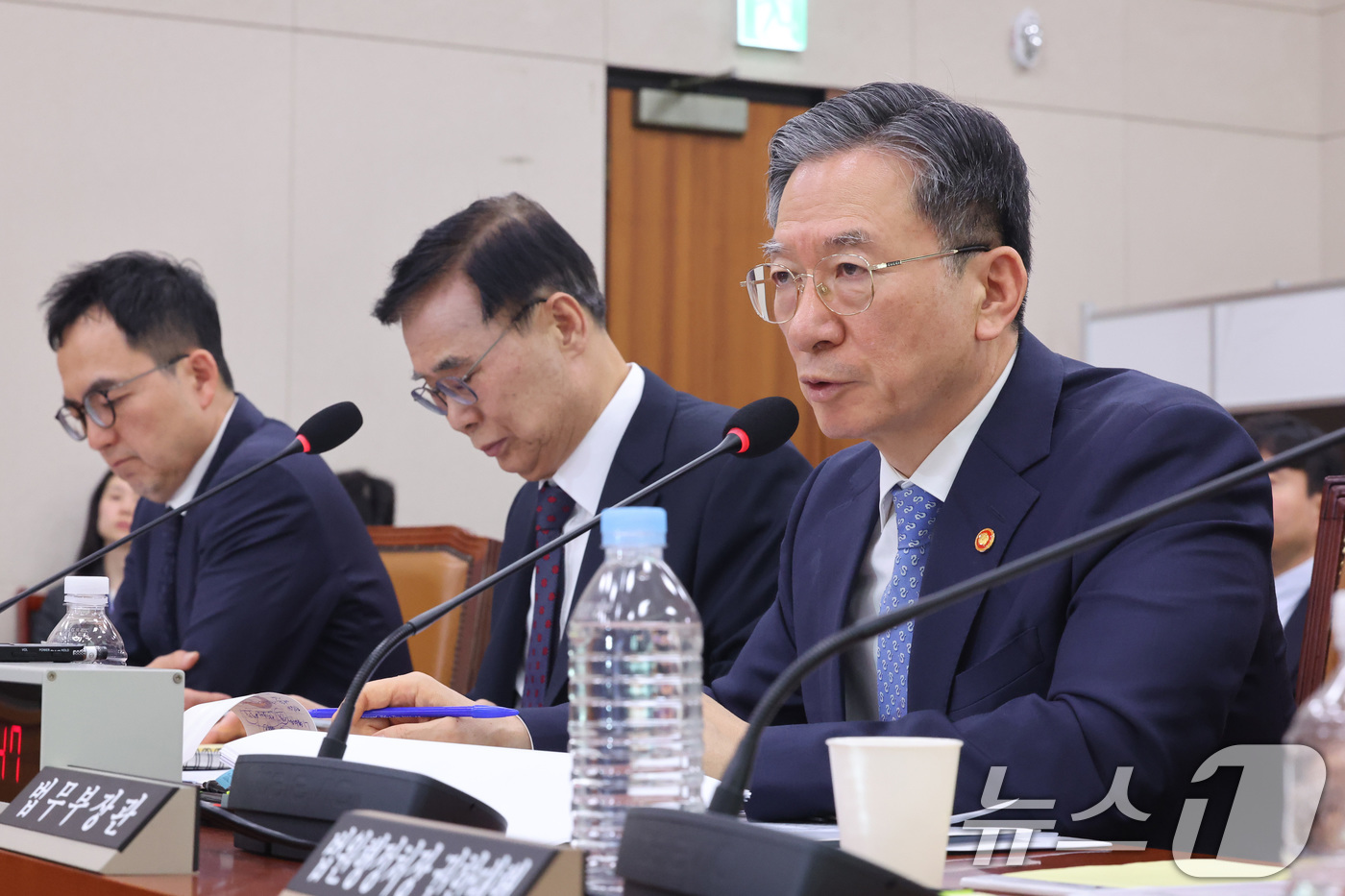 (서울=뉴스1) 신웅수 기자 = 정성호 법무부 장관이 3일 서울 여의도 국회에서 열린 윤석열정권정치검찰조작기소의혹사건진상규명국정조사특별위원회 전체회의에서 의원 질의에 답변하고 있다 …