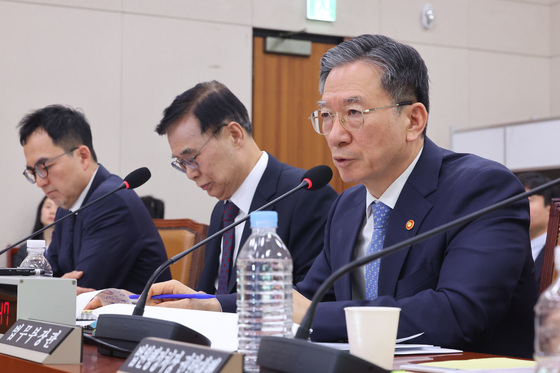 정성호 장관, 의원 질의 답변