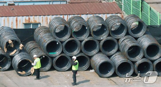 본문 이미지 - 근로자들이 평택시 포승읍 평택항에서 철근 관련 작업을 하고 있다./뉴스1 김영운 기자