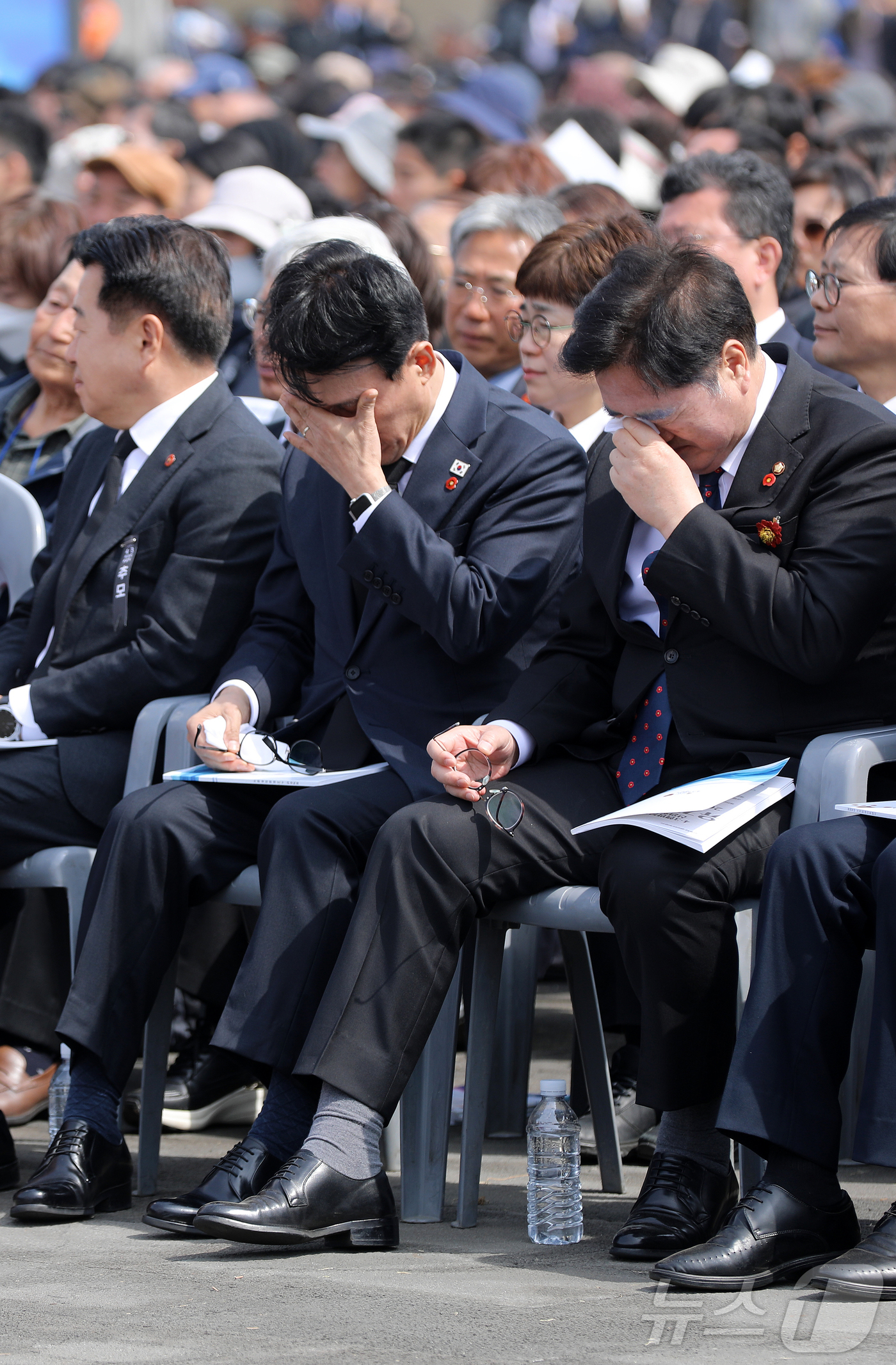 (제주=뉴스1) 오미란 기자 = 3일 오전 제주4·3평화공원에서 열린 제78주년 4·3 희생자 추념식에서 유족 고계순 씨(78)의 사연이 소개되자 김민석 국무총리와 우원식 국회의장 …