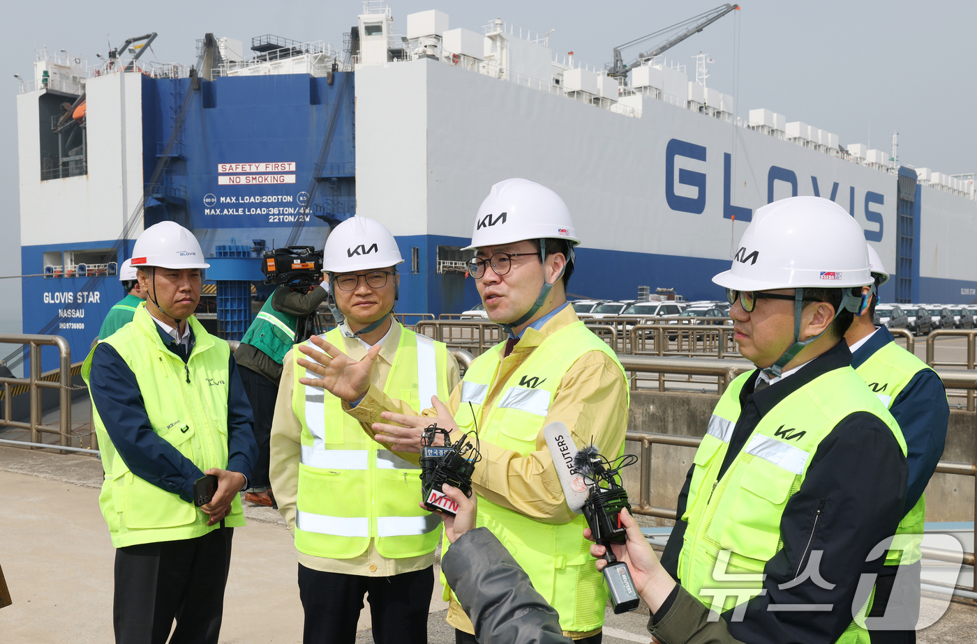 (평택=뉴스1) 김영운 기자 = 여한구 산업통상부 통상교섭본부장이 3일 경기 평택시 포승읍 기아 평택항 전용부두를 방문해 자동차 수출입물류 현장 점검을 하고 있다. 2026.4.3 …