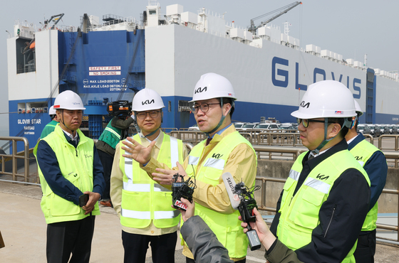 자동차 수출입물류 현장 점검하는 여한구 통상본부장