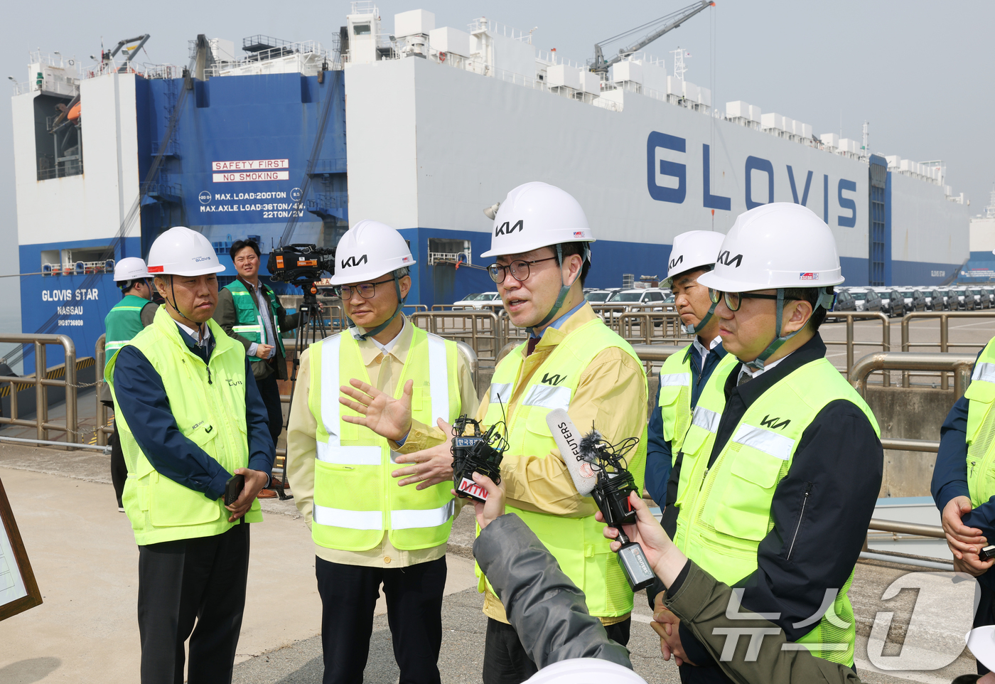 (평택=뉴스1) 김영운 기자 = 여한구 산업통상부 통상교섭본부장이 3일 경기 평택시 포승읍 기아 평택항 전용부두를 방문해 자동차 수출입물류 현장 점검을 하고 있다. 2026.4.3 …