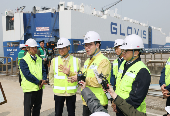 자동차 수출입물류 현장 점검하는 여한구 통상본부장