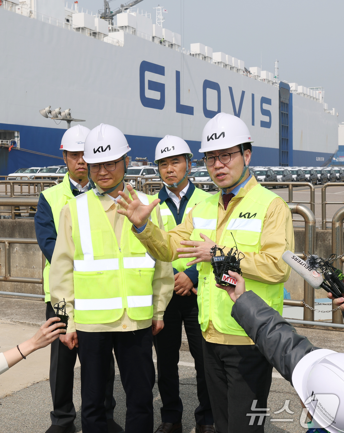 (평택=뉴스1) 김영운 기자 = 여한구 산업통상부 통상교섭본부장이 3일 경기 평택시 포승읍 기아 평택항 전용부두를 방문해 자동차 수출입물류 현장 점검을 하고 있다. 2026.4.3 …