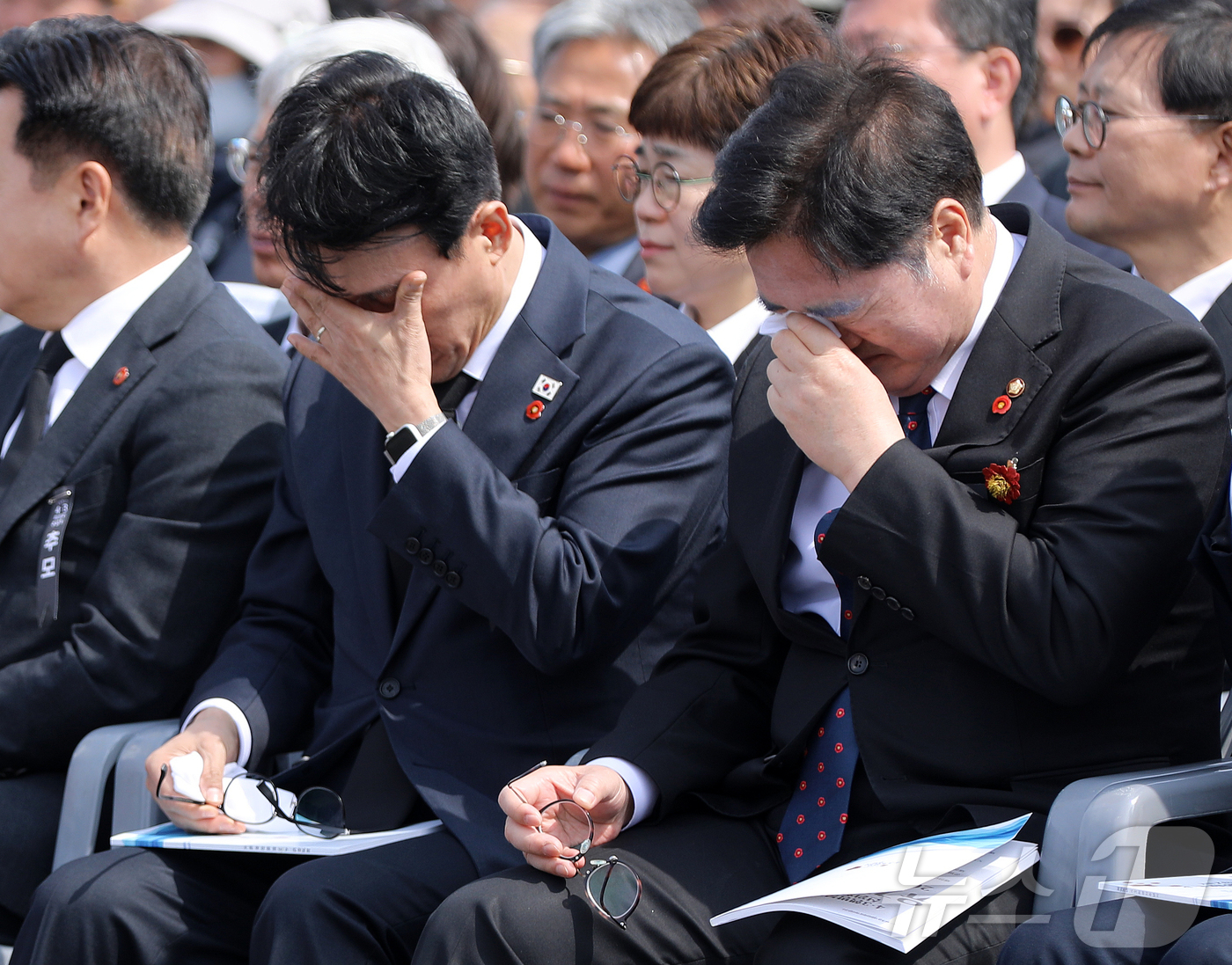 (제주=뉴스1) 오미란 기자 = 3일 오전 제주4·3평화공원에서 열린 제78주년 4·3 희생자 추념식에서 유족 고계순 씨(78)의 사연이 소개되자 김민석 국무총리와 우원식 국회의장 …