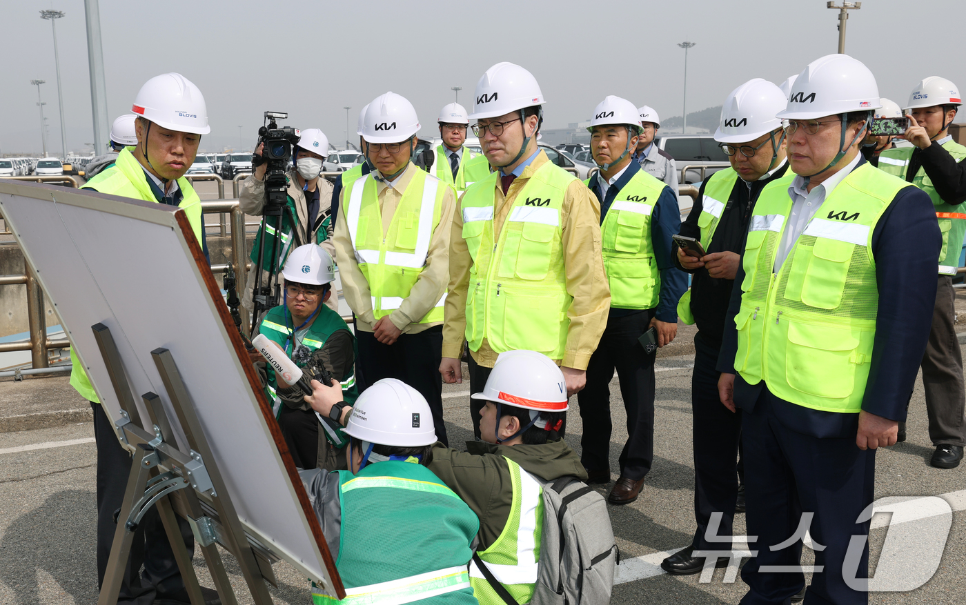 (평택=뉴스1) 김영운 기자 = 여한구 산업통상부 통상교섭본부장이 3일 경기 평택시 포승읍 기아 평택항 전용부두를 방문해 자동차 수출입물류 현장 점검을 하고 있다. 2026.4.3 …