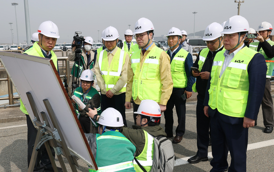 평택항 방문해 자동차 수출입물류 현장 점검하는 여한구