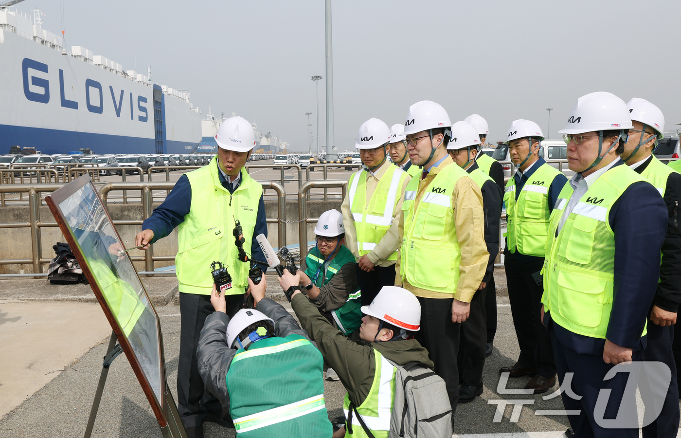 (평택=뉴스1) 김영운 기자 = 여한구 산업통상부 통상교섭본부장이 3일 경기 평택시 포승읍 기아 평택항 전용부두를 방문해 자동차 수출입물류 현장 점검을 하고 있다. 2026.4.3 …