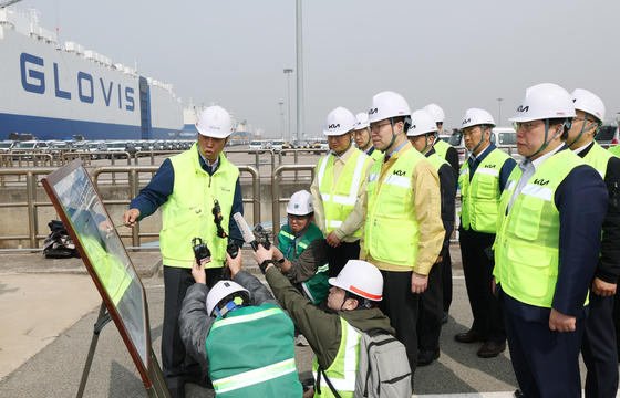 평택항 방문해 자동차 수출입물류 현장 점검하는 여한구