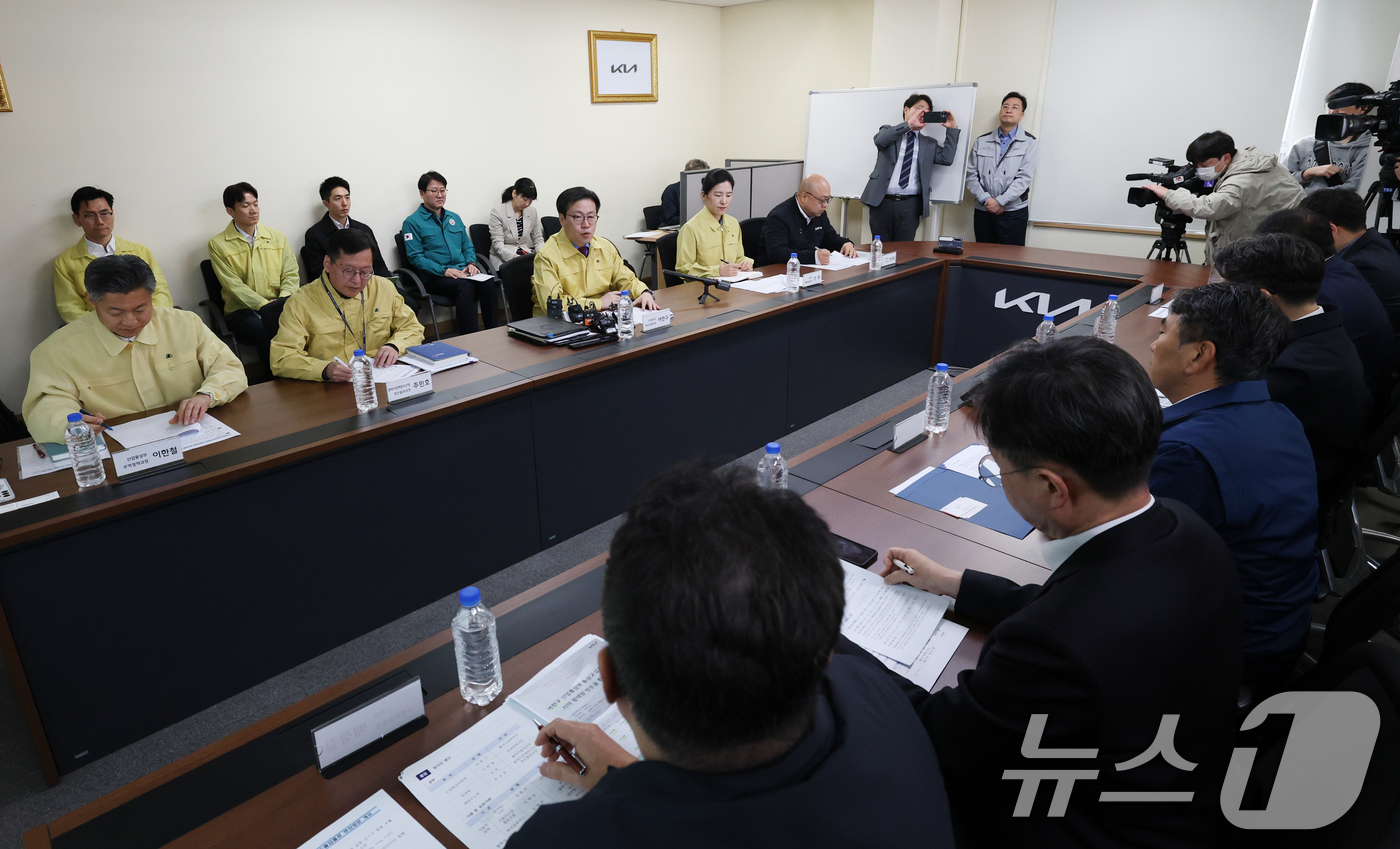 (평택=뉴스1) 김영운 기자 = 여한구 산업통상부 통상교섭본부장이 3일 경기 평택시 포승읍 기아 평택항 전용부두를 방문해 자동차 수출입물류 현장 점검에 앞서 모두발언을 하고 있다. …