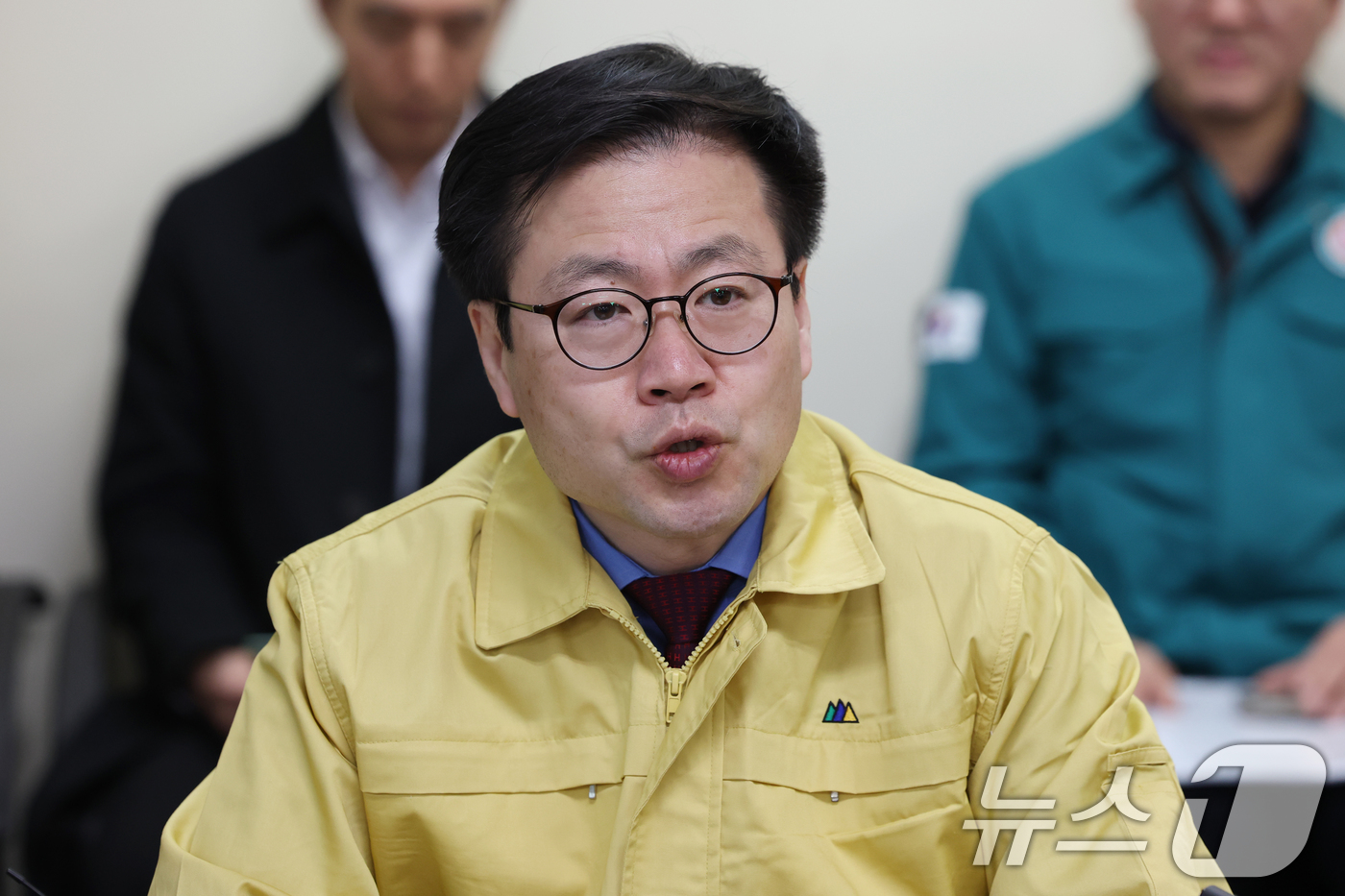 (평택=뉴스1) 김영운 기자 = 여한구 산업통상부 통상교섭본부장이 3일 경기 평택시 포승읍 기아 평택항 전용부두를 방문해 자동차 수출입물류 현장 점검에 앞서 모두발언을 하고 있다. …