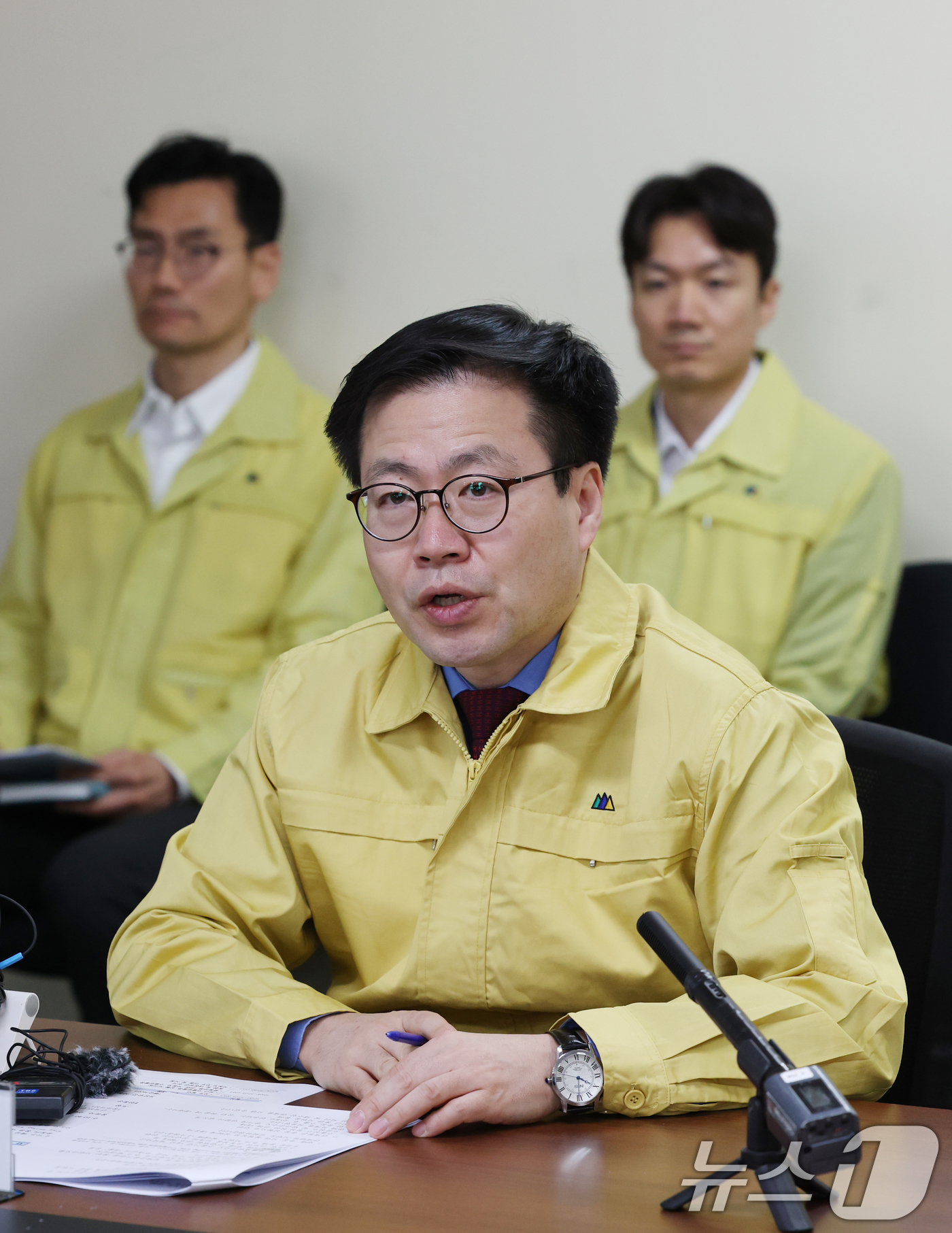 (평택=뉴스1) 김영운 기자 = 여한구 산업통상부 통상교섭본부장이 3일 경기 평택시 포승읍 기아 평택항 전용부두를 방문해 자동차 수출입물류 현장 점검에 앞서 모두발언을 하고 있다. …