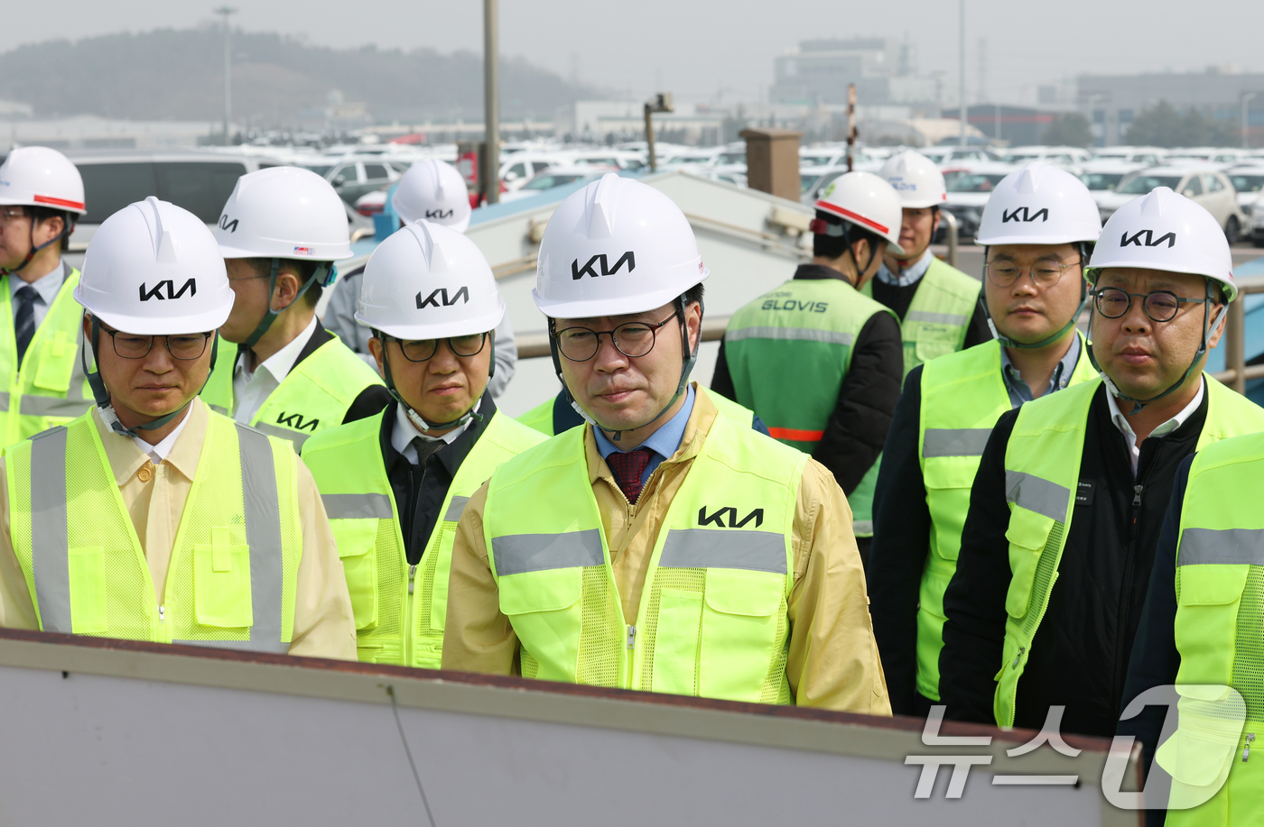 (평택=뉴스1) 김영운 기자 = 여한구 산업통상부 통상교섭본부장이 3일 경기 평택시 포승읍 기아 평택항 전용부두를 방문해 자동차 수출입물류 현장 점검을 하고 있다. 2026.4.3 …