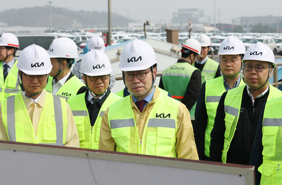 평택항 방문해 자동차 수출입물류 현장 점검하는 여한구