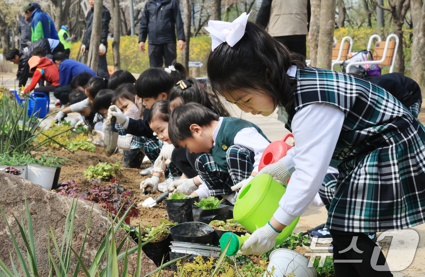 (서울=뉴스1) 임세영 기자 = 3일 오전 서울 강남구 개포동 양재천 개포근린공원에서 열린 식목일 맞이 '참여의 정원 숲' 조성 행사에서 어린이들이 화초를 심고 있다. 2026.4 …