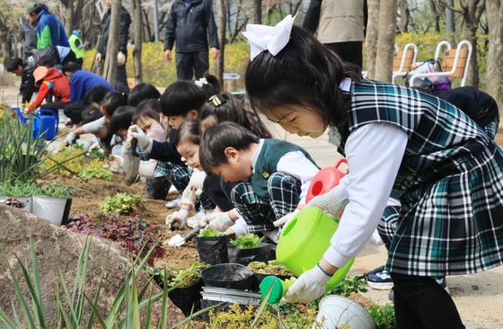 '예쁘게 자라라'