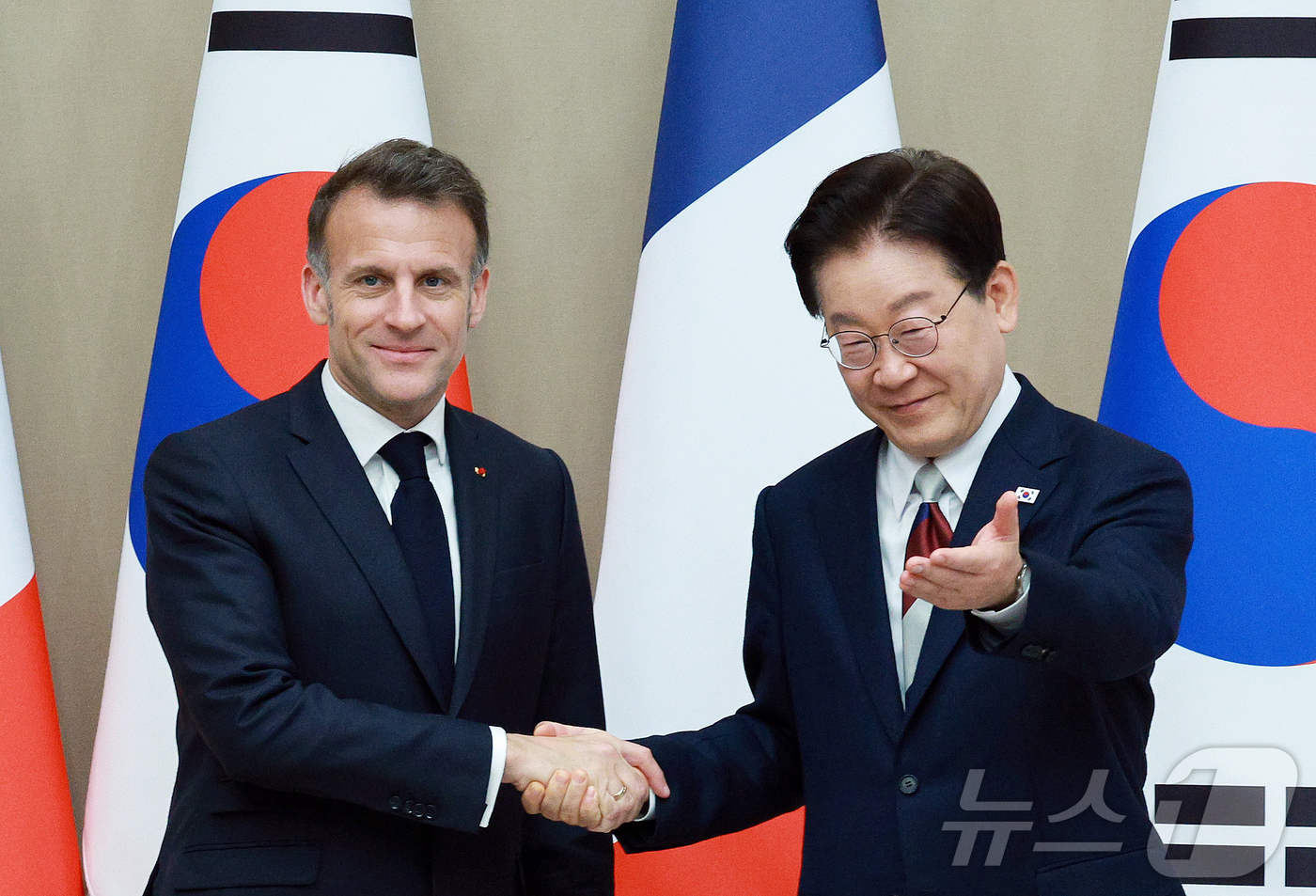 (서울=뉴스1) 허경 기자 = 이재명 대통령이 3일 청와대에서 열린 확대 정상회담에서 에마뉘엘 마크롱 프랑스 대통령에게 자리를 안내하고 있다. 2026.4.3/뉴스1