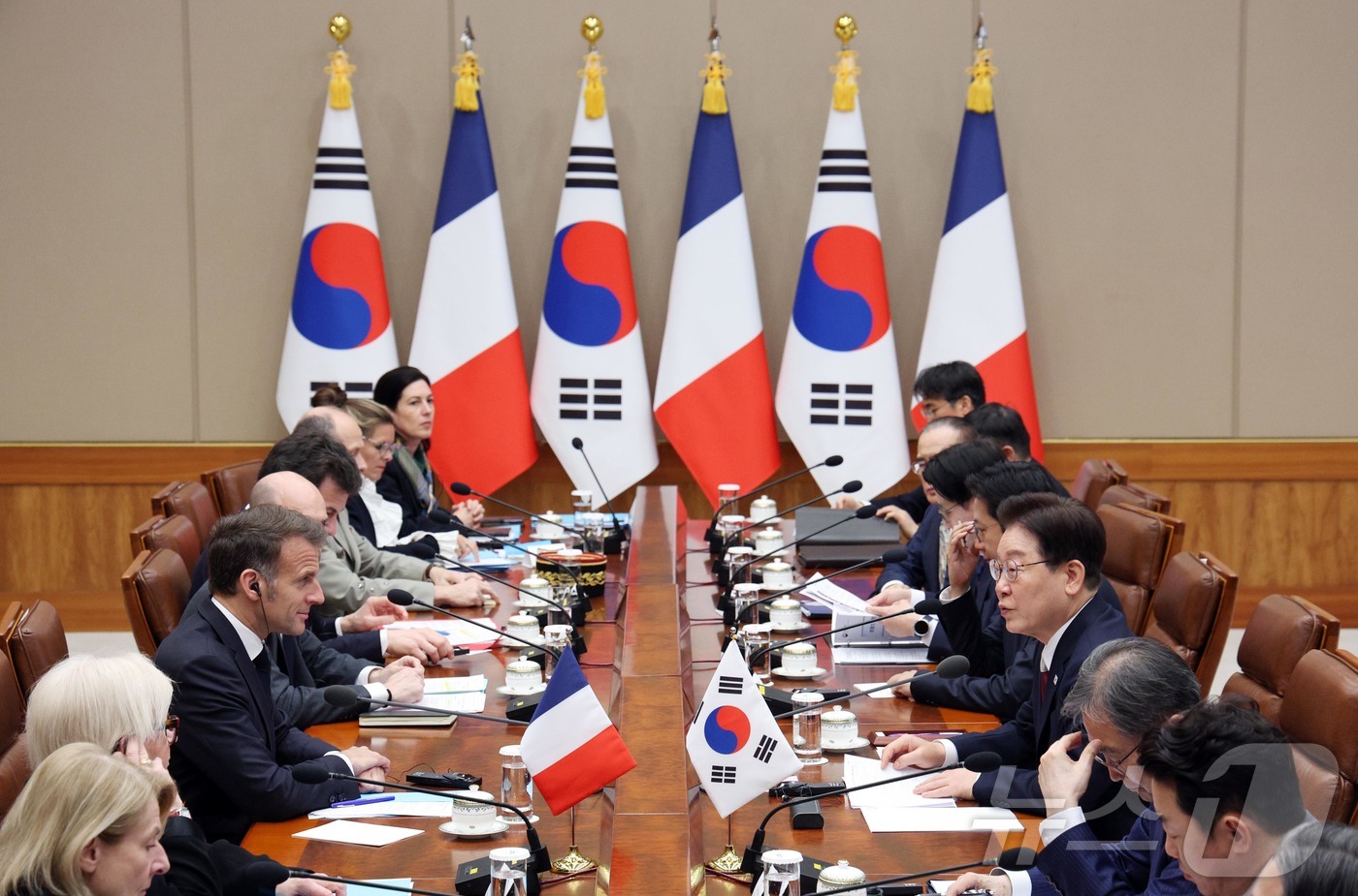 (서울=뉴스1) 허경 기자 = 이재명 대통령이 3일 청와대에서 열린 에마뉘엘 마크롱 프랑스 대통령과 확대 정상회담에서 발언하고 있다. 2026.4.3/뉴스1