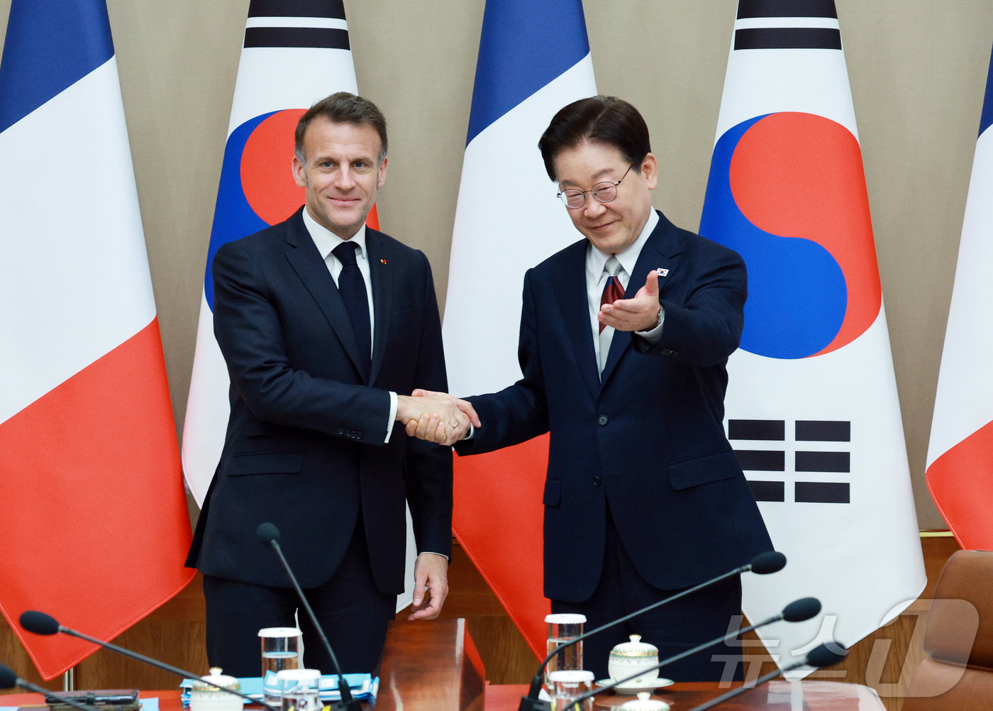 (서울=뉴스1) 허경 기자 = 이재명 대통령이 3일 청와대에서 열린 확대 정상회담에서 에마뉘엘 마크롱 프랑스 대통령에게 자리를 안내하고 있다. 2026.4.3/뉴스1