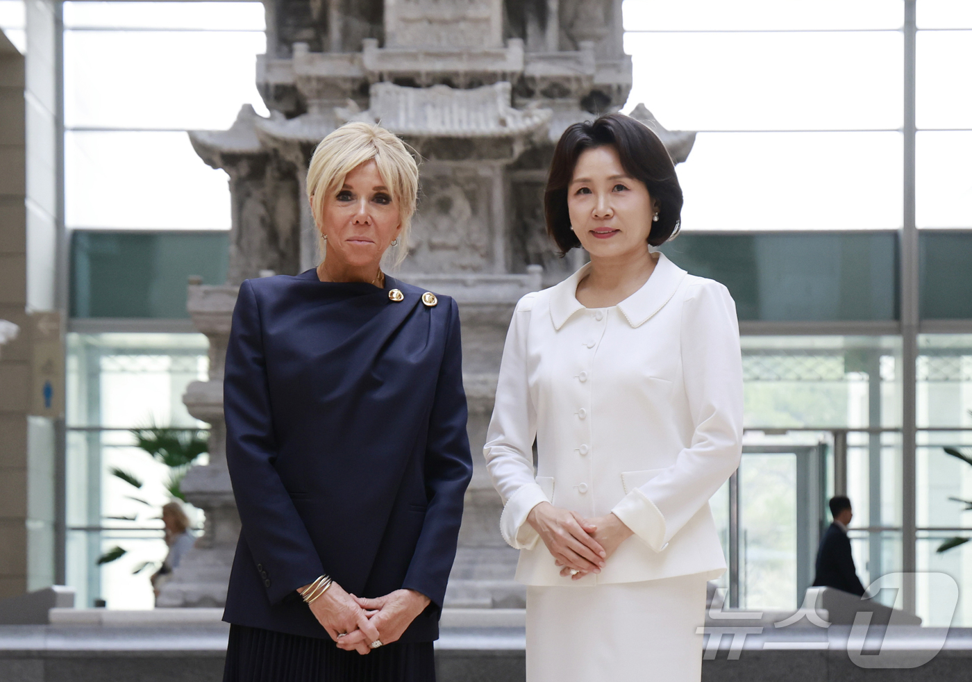 (서울=뉴스1) 허경 기자 = 김혜경 여사와 에마뉘엘 마크롱 프랑스 대통령 부인 브리지트 마크롱 여사가 3일 국립중앙박물관에서 열린 친교일정 중 십층석탑 앞에서 기념촬영을 하고 있 …