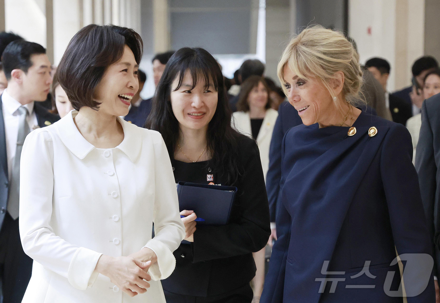 (서울=뉴스1) 허경 기자 = 김혜경 여사와 에마뉘엘 마크롱 프랑스 대통령 부인 브리지트 마크롱 여사가 3일 국립중앙박물관에서 열린 친교일정에서 이동하며 대화를 나누고 있다.  ( …