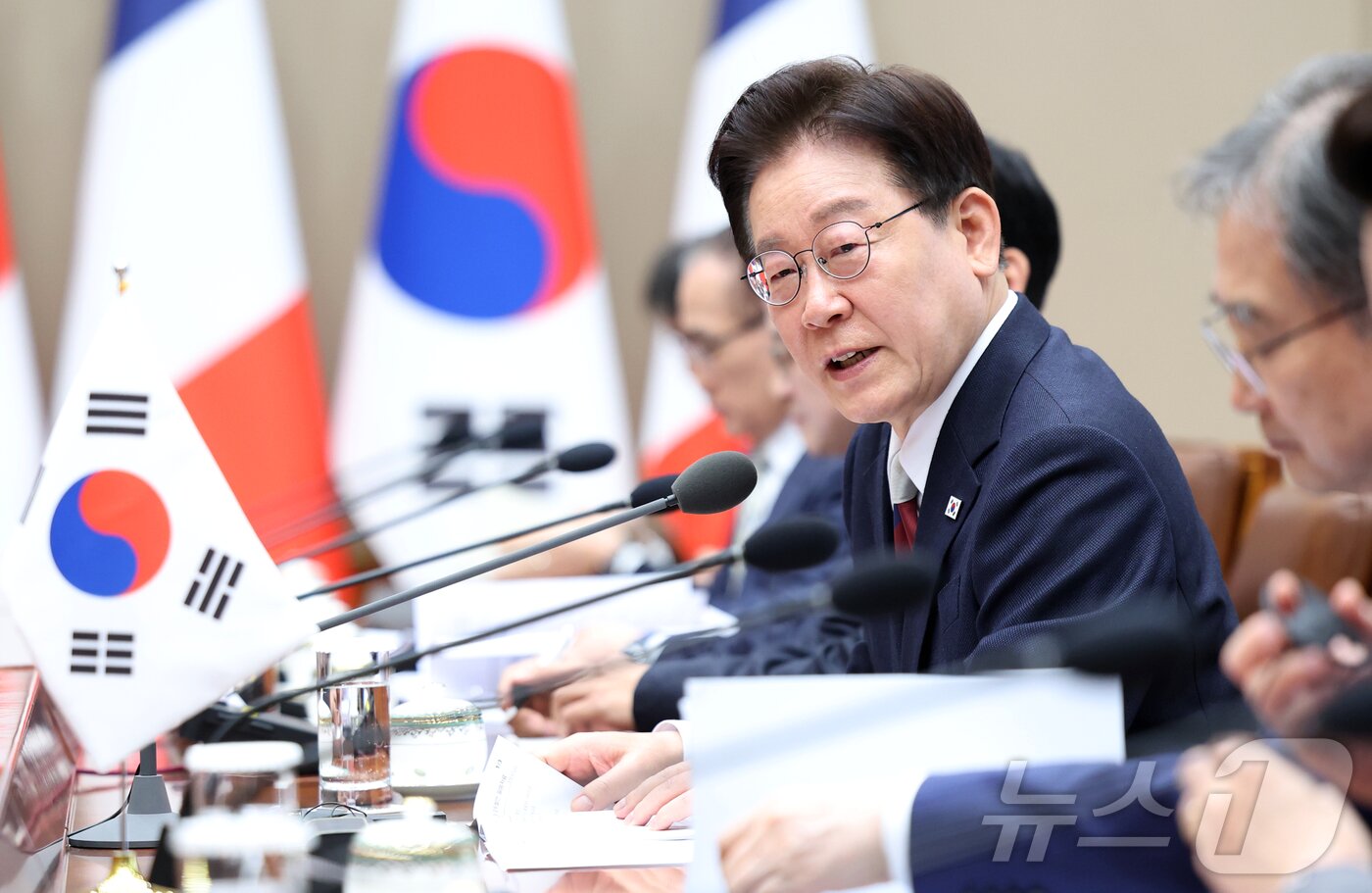 본문 이미지 - 이재명 대통령이 3일 청와대에서 열린 에마뉘엘 마크롱 프랑스 대통령과 확대 정상회담에서 발언하고 있다. 2026.4.3 ⓒ 뉴스1 허경 기자