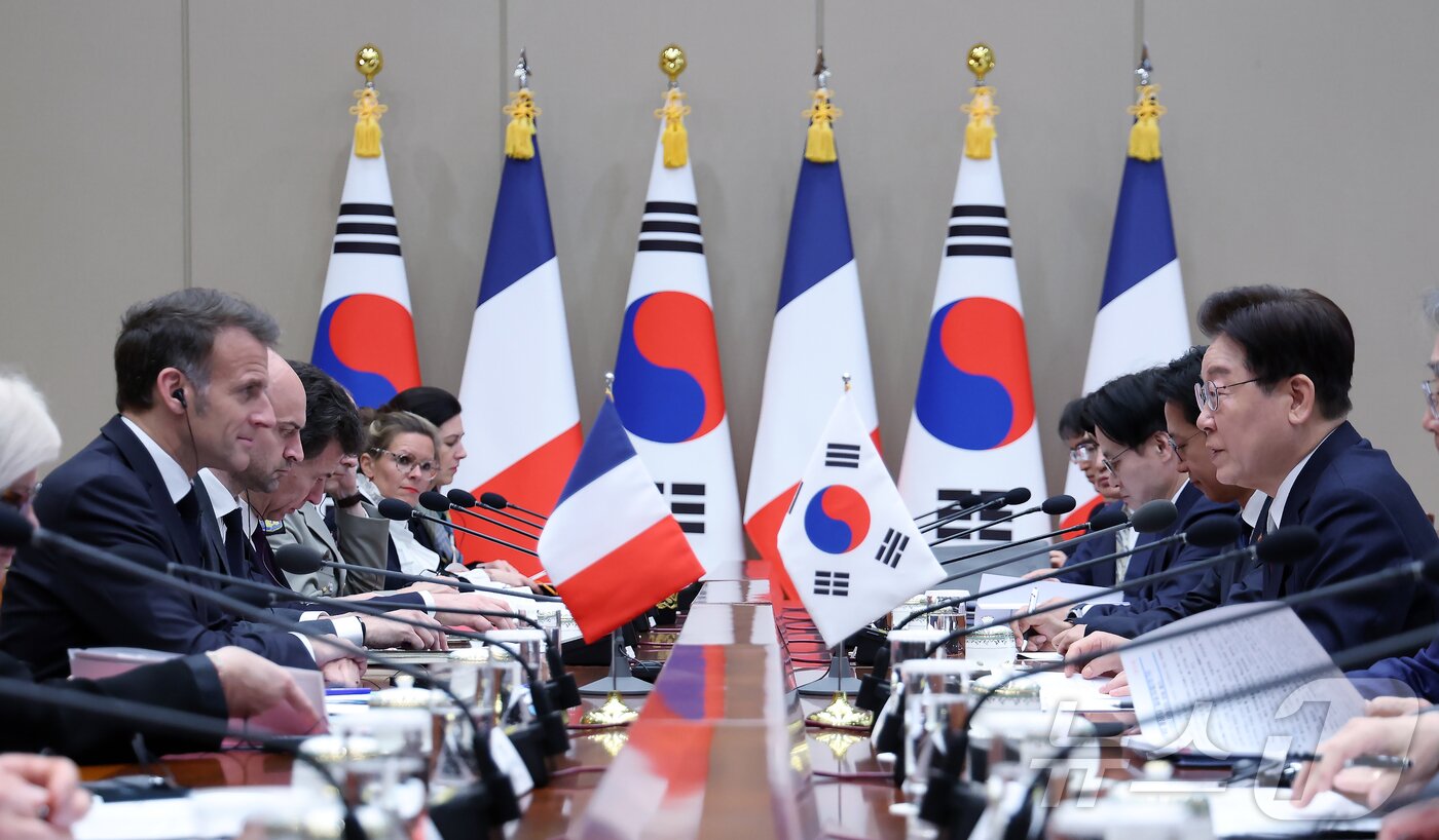 본문 이미지 - 이재명 대통령이 3일 청와대에서 열린 에마뉘엘 마크롱 프랑스 대통령과 확대 정상회담에서 발언하고 있다. 2026.4.3 ⓒ 뉴스1 허경 기자
