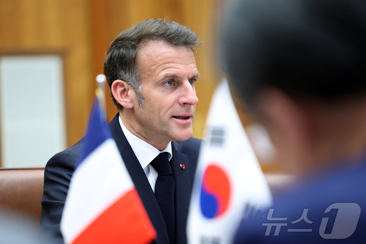 본문 이미지 - 에마뉘엘 마크롱 프랑스 대통령이 3일 청와대에서 열린 이재명 대통령과 확대 정상회담에서 발언하고 있다. 2026.4.3 ⓒ 뉴스1 허경 기자