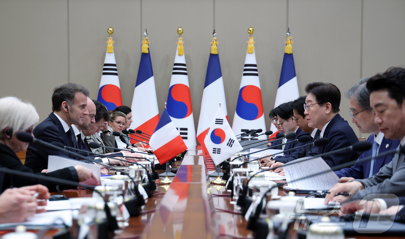 (서울=뉴스1) 허경 기자 = 이재명 대통령이 3일 청와대에서 열린 에마뉘엘 마크롱 프랑스 대통령과 확대 정상회담에서 발언하고 있다. 2026.4.3/뉴스1