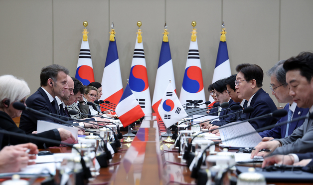 마주 앉은 한-프랑스 정상