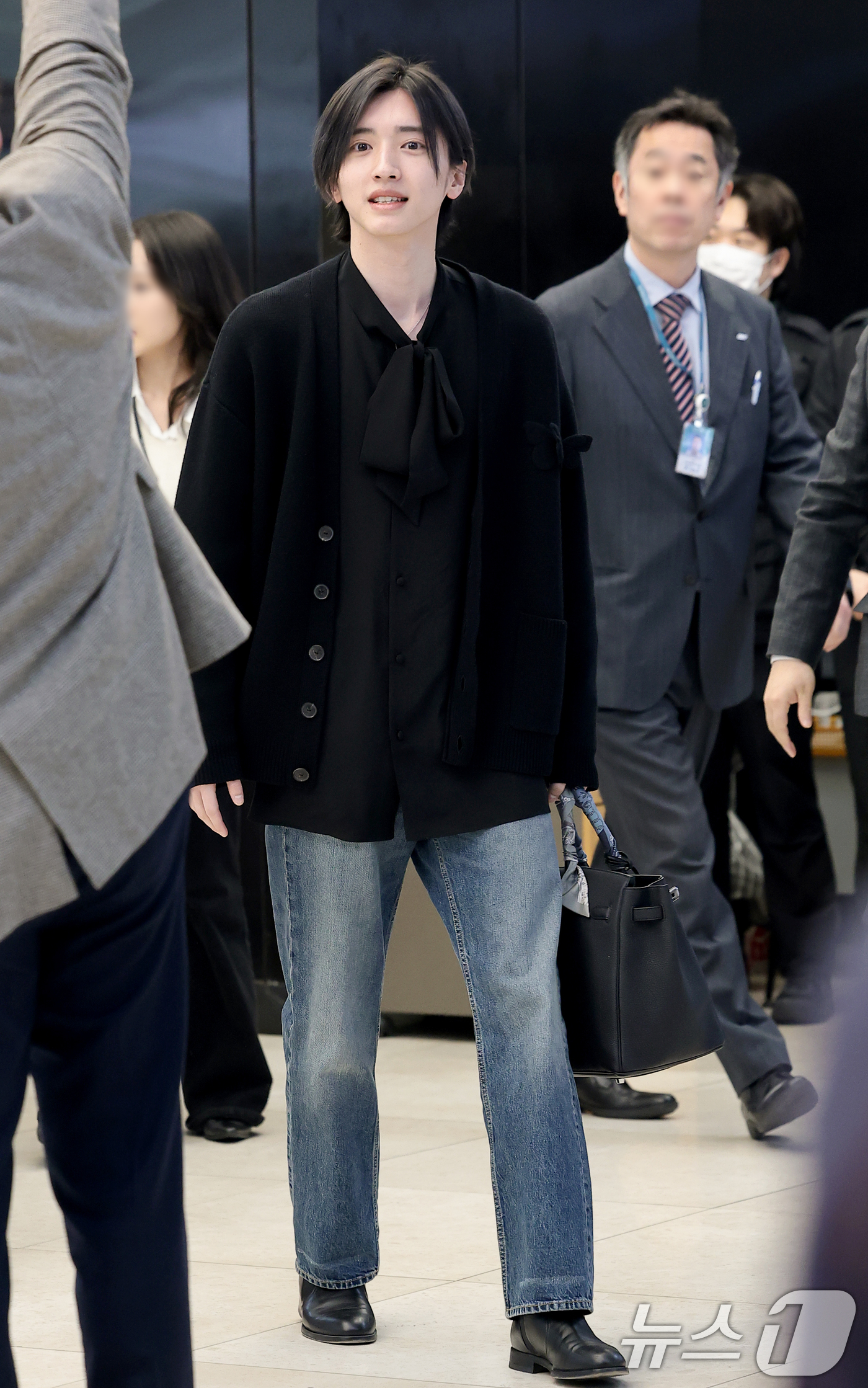 (김포공항=뉴스1) 권현진 기자 = 일본 배우 미치에다 슌스케(道枝駿佑)가 영화 ‘네가 마지막으로 남긴 노래’ 홍보를 위해 3일 김포국제공항을 통해 일본에서 입국하고 있다. 202 …