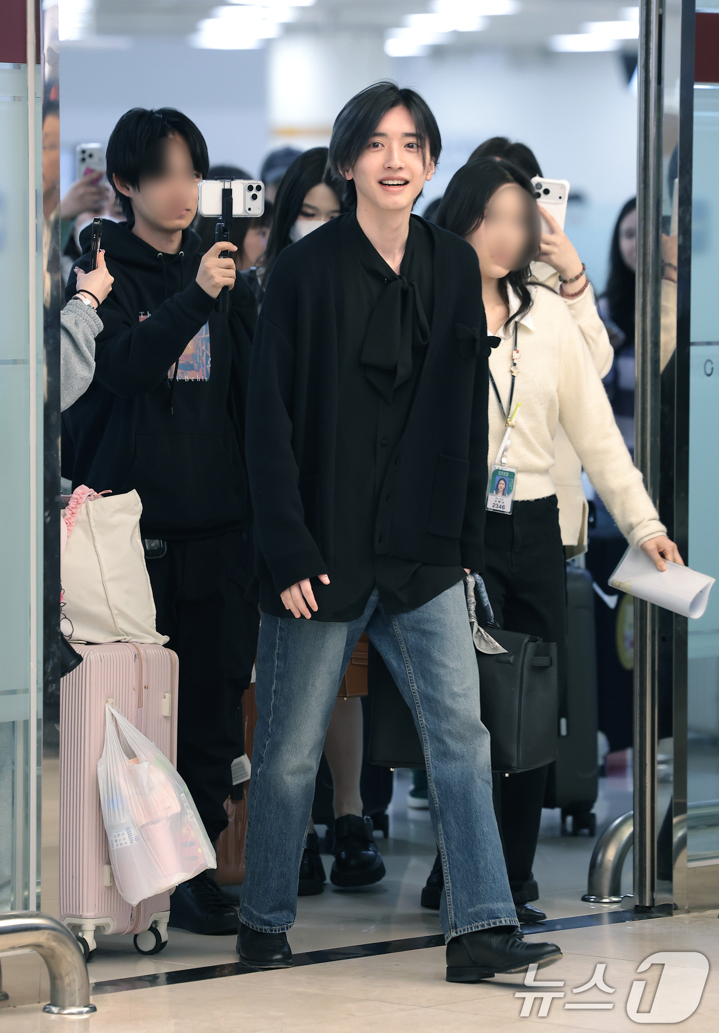 (김포공항=뉴스1) 권현진 기자 = 일본 배우 미치에다 슌스케(道枝駿佑)가 영화 ‘네가 마지막으로 남긴 노래’ 홍보를 위해 3일 김포국제공항을 통해 일본에서 입국하고 있다. 202 …