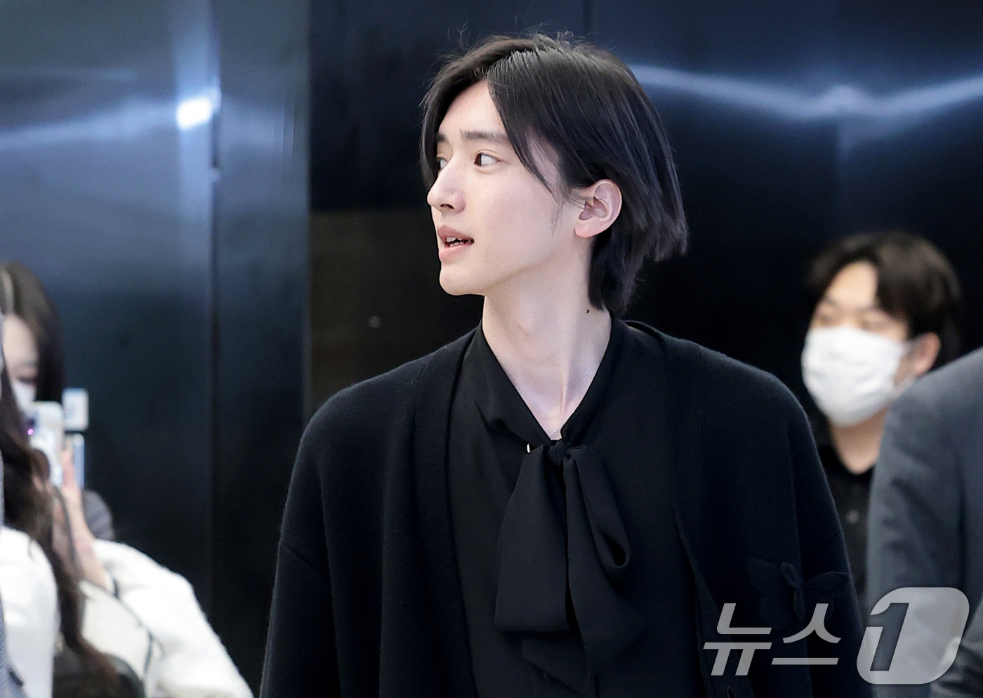 (김포공항=뉴스1) 권현진 기자 = 일본 배우 미치에다 슌스케(道枝駿佑)가 영화 ‘네가 마지막으로 남긴 노래’ 홍보를 위해 3일 김포국제공항을 통해 일본에서 입국하고 있다. 202 …