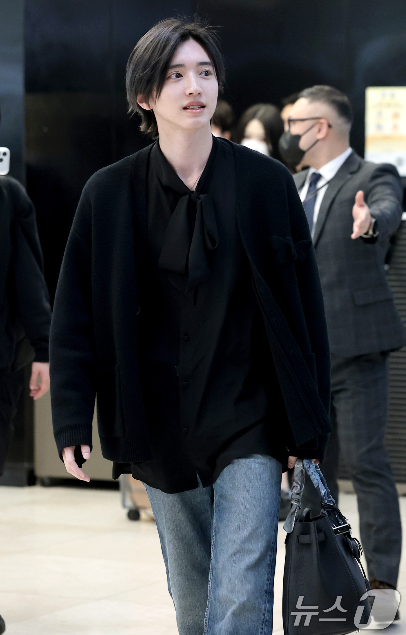 (김포공항=뉴스1) 권현진 기자 = 일본 배우 미치에다 슌스케(道枝駿佑)가 영화 ‘네가 마지막으로 남긴 노래’ 홍보를 위해 3일 김포국제공항을 통해 일본에서 입국하고 있다. 202 …