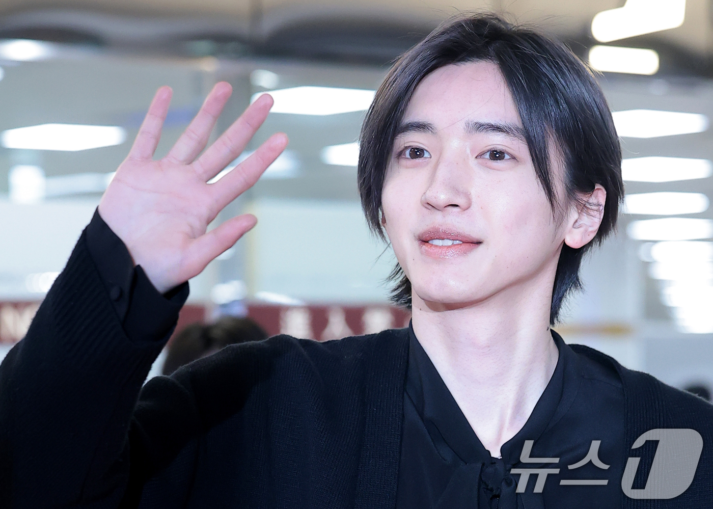 (김포공항=뉴스1) 권현진 기자 = 일본 배우 미치에다 슌스케(道枝駿佑)가 영화 ‘네가 마지막으로 남긴 노래’ 홍보를 위해 3일 김포국제공항을 통해 일본에서 입국하고 있다. 202 …