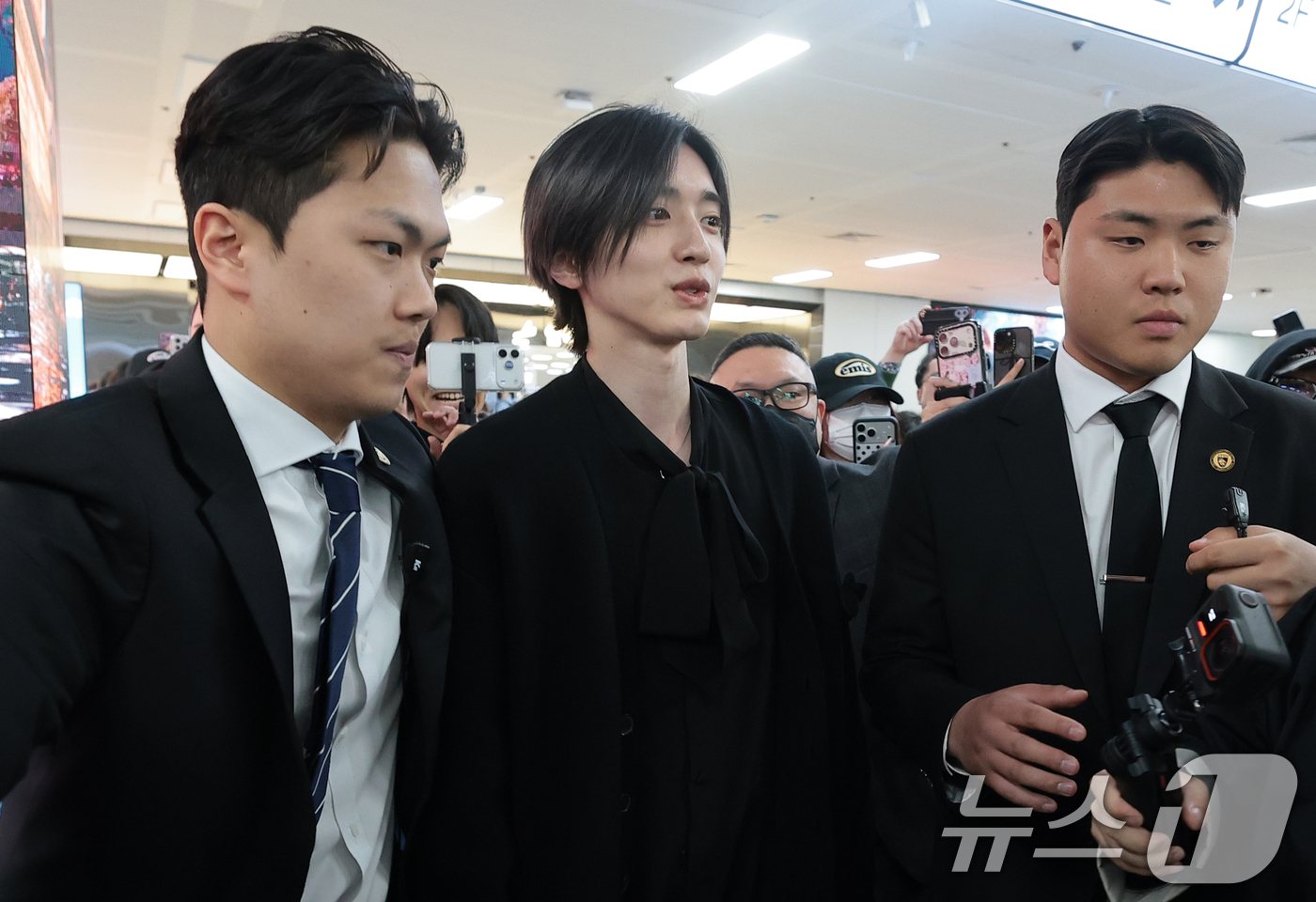 (김포공항=뉴스1) 권현진 기자 = 일본 배우 미치에다 슌스케(道枝駿佑)가 영화 ‘네가 마지막으로 남긴 노래’ 홍보를 위해 3일 김포국제공항을 통해 일본에서 입국하고 있다. 202 …