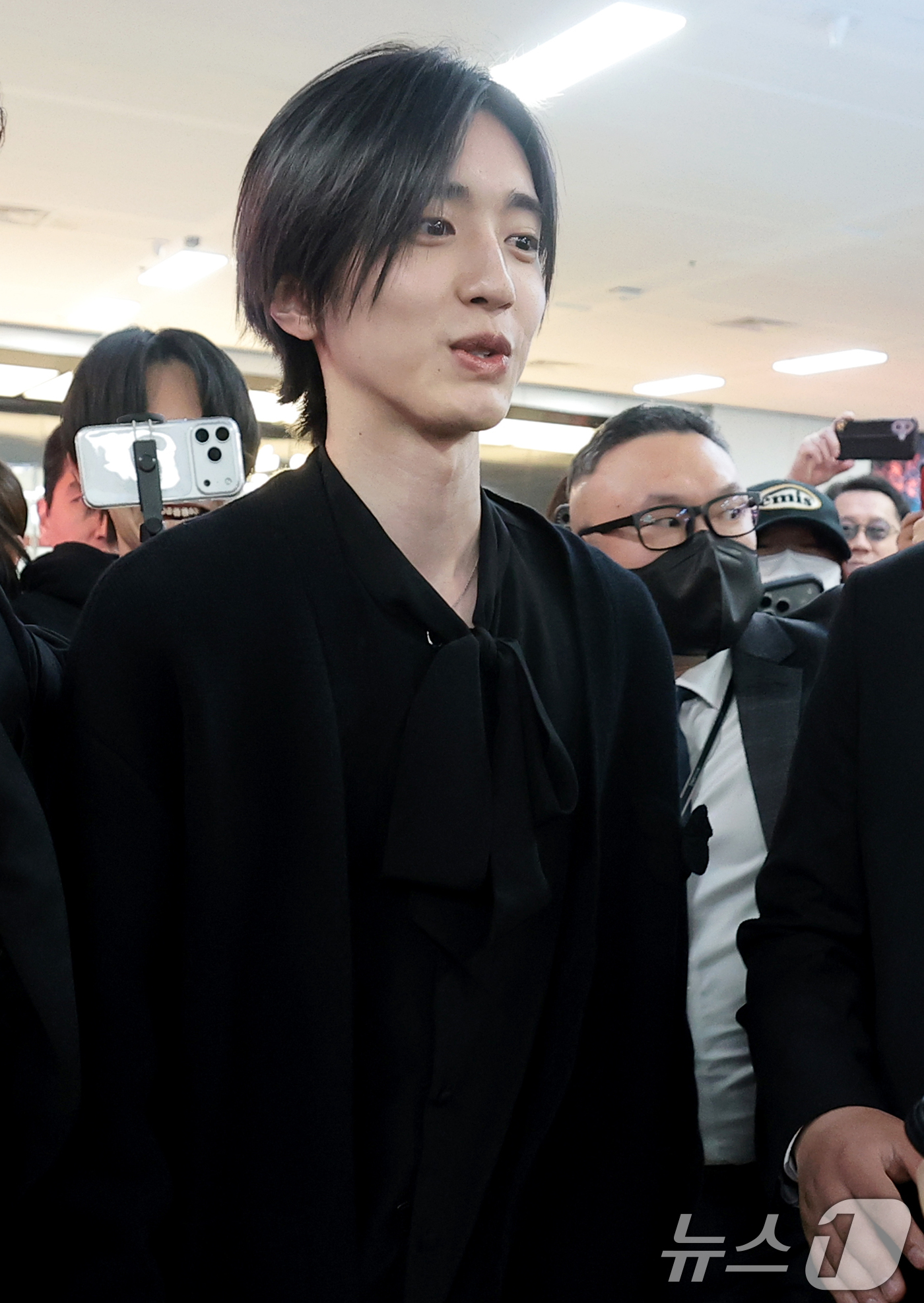 (김포공항=뉴스1) 권현진 기자 = 일본 배우 미치에다 슌스케(道枝駿佑)가 영화 ‘네가 마지막으로 남긴 노래’ 홍보를 위해 3일 김포국제공항을 통해 일본에서 입국하고 있다. 202 …